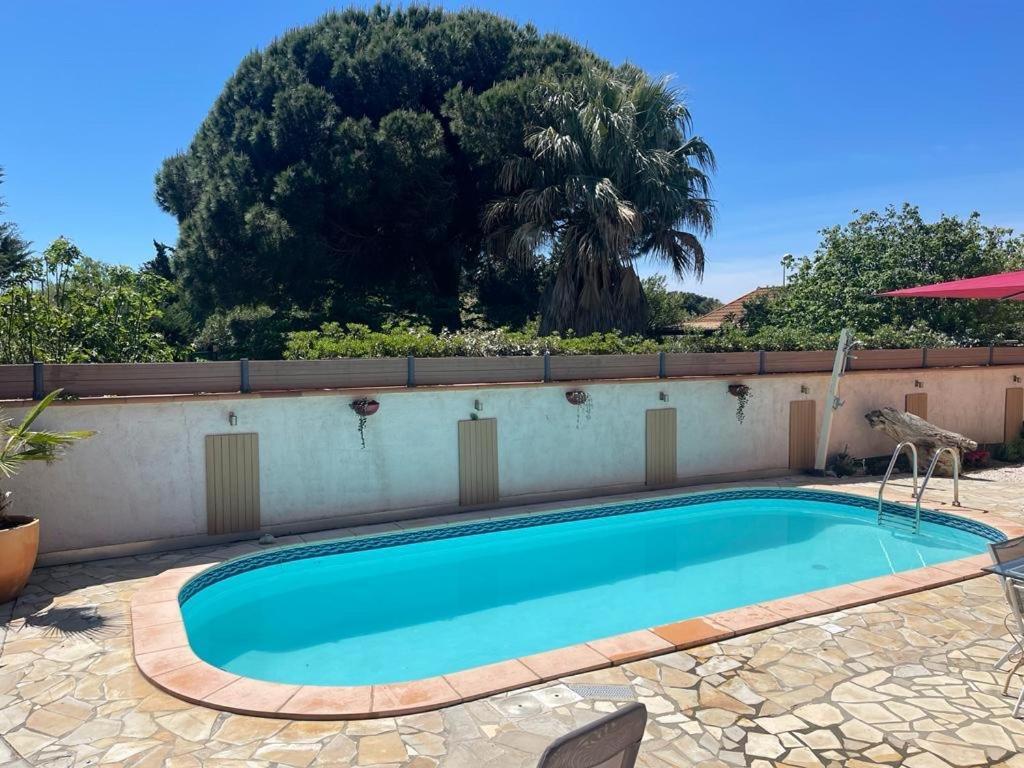 Villa Avec Piscine A St Marie La *